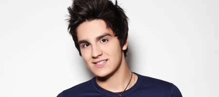 Luan Santana faz cover de Justin Bieber em show