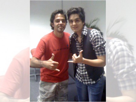Bruno Mazzeo tira foto com Luan Santana e sela a paz
